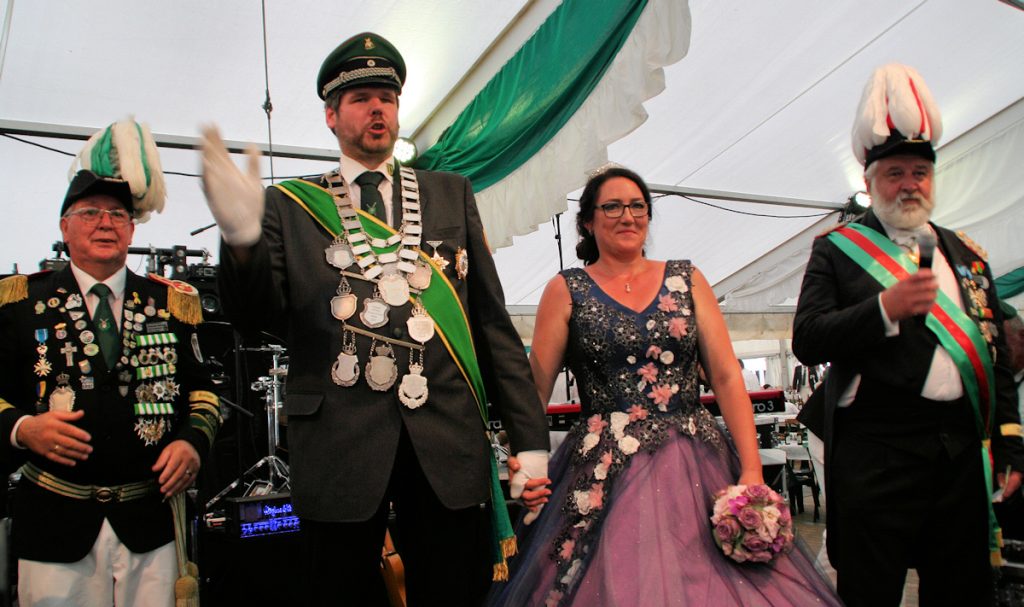 Proklamation des Königspaars Sebastian und Astrid Wiepen vom Schützenverein Meerhof e. V.. Im Jahr 2023 wird das 64. Kreisschützenfest in Meerhof gefeiert..